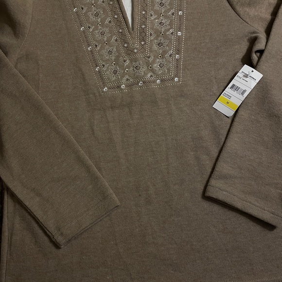 Nice soft cotton poly blend with stretch, embroidery design on front, NWT - Picture 4 of 5